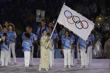 La alcaldesa de Tokio recibe la bandera olímpica