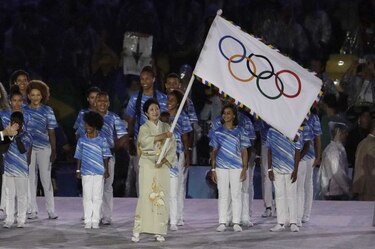 La alcaldesa de Tokio recibe la bandera olímpica