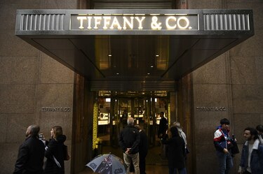El grupo de Louis Vuitton compra Tiffany por $16 mil 200 millones