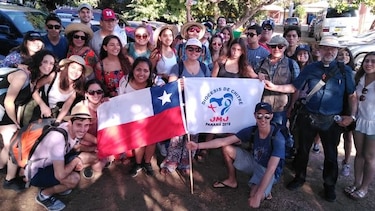 Peregrinos disfrutan del folclor panameño