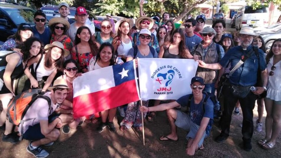 Peregrinos disfrutan del folclor panameño