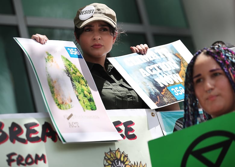 Bolsonaro, bajo presión mundial, evalúa enviar militares para controlar incendios en la Amazonía