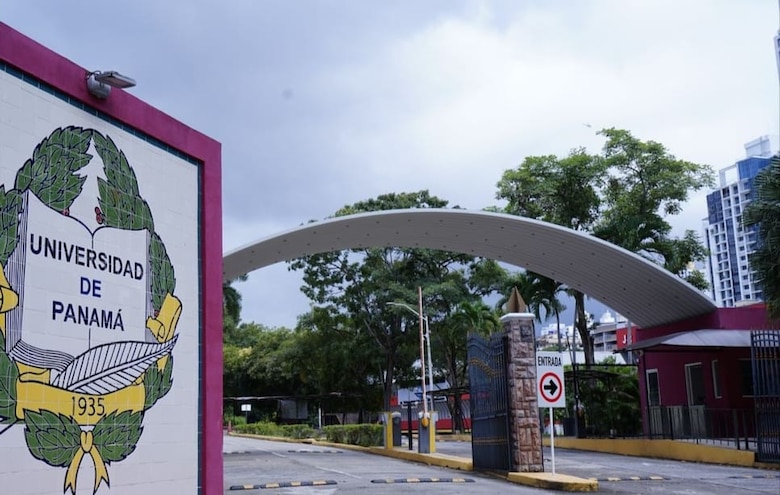 Contraloría refrenda compras y espera la lista de alumnos con más de 10 años en la UP