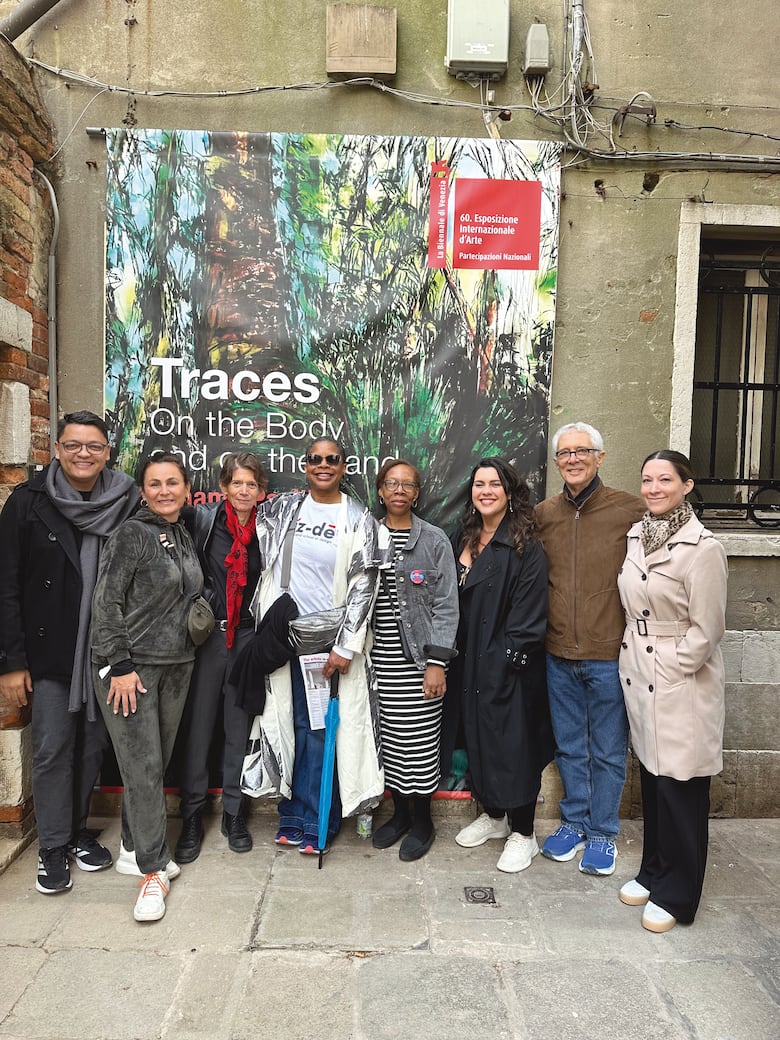 El público internacional visita el pabellón de Panamá en la Bienal