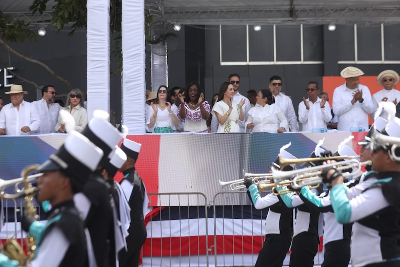 Delegaciones estudiantiles llenan de color la vía España; después de 14 años, regresaron los desfiles