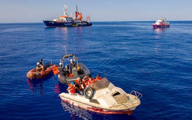 Guardacostas italianos evacúan a 49 migrantes ‘frágiles’ del barco de Banksy