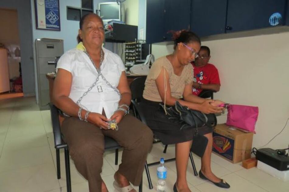 Docente se encadena en la Defensoría del Pueblo en Colón