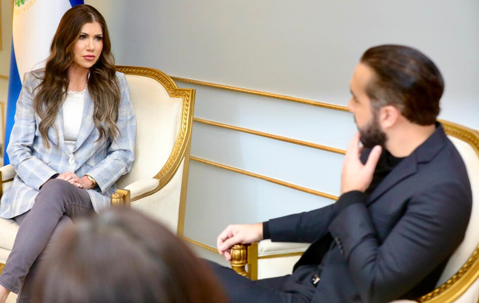 Secretaria de Seguridad de Estados Unidos se reúne con Bukele y agradece ‘aceptación’ de deportados