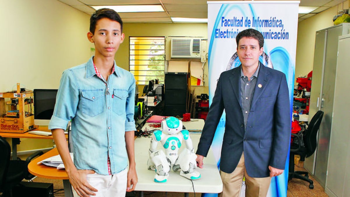 Augusto Escudero y su mentor, el profesor Iván Armuelles, en la Universidad de Panamá.