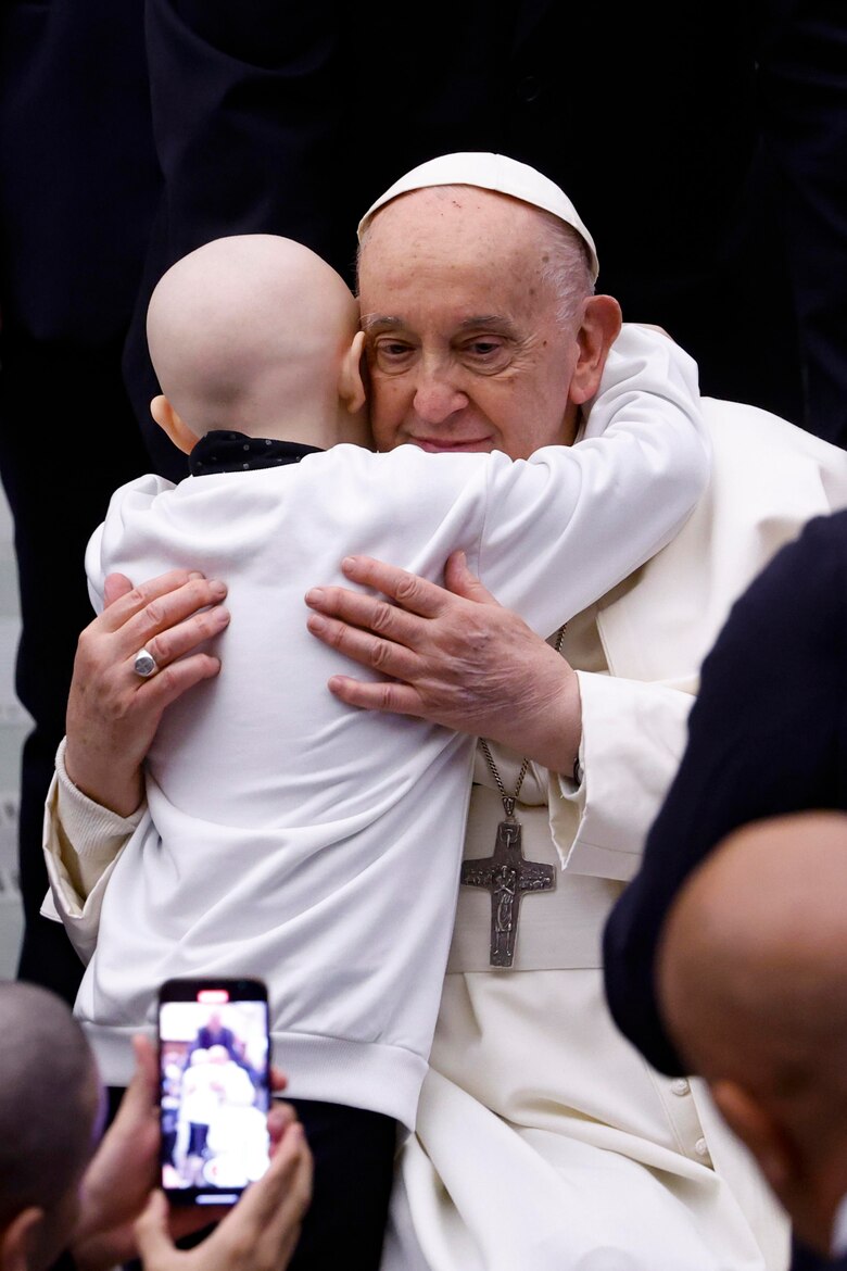 El papa renuncia a leer su discurso por salud pero saludó a muchas familias y niños