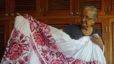 Artesanas reportan aumento de demanda de confección de polleras