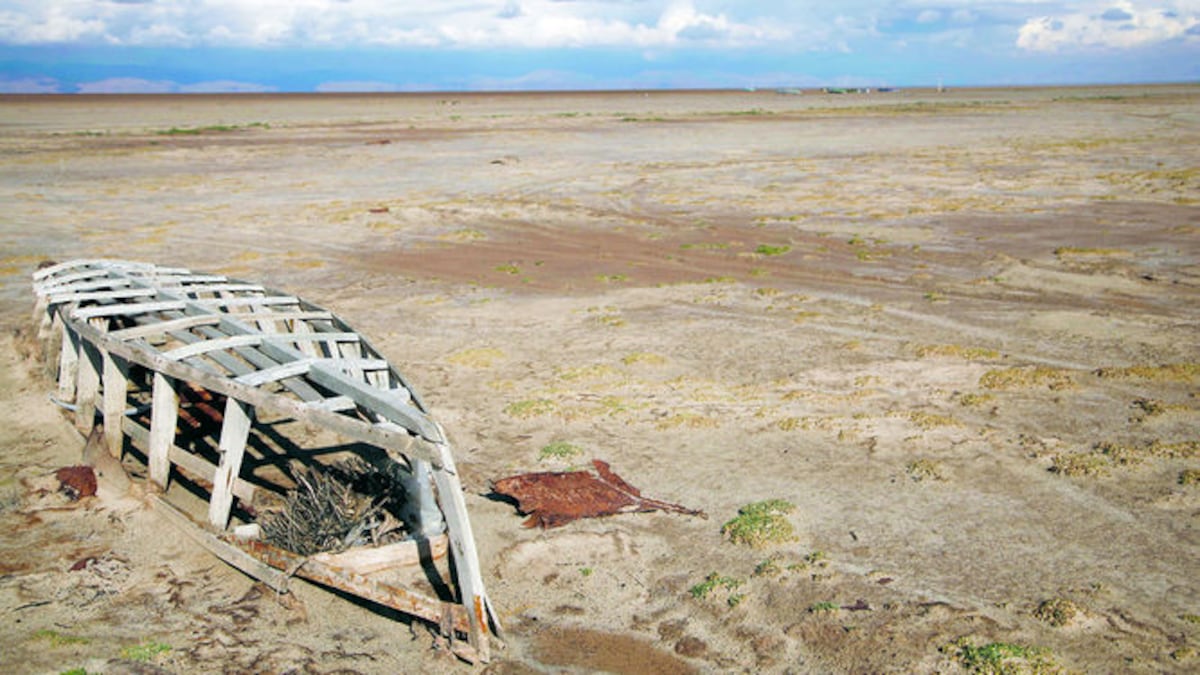 (1) Un barco abandonado se encuentra en el lecho seco del extinto lago. (2) Vista satelital de la pérdida de agua desde 1986 a 2016 en el lago Poopó. (3) Cirilo Choque, un expescador que a