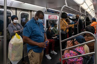 Nueva York comienza a reabrir, pero la OMS alerta que la pandemia empeora en el mundo