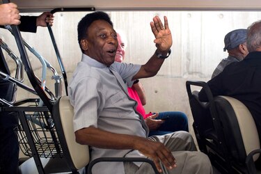 Pelé reducirá sus viajes por problemas de salud