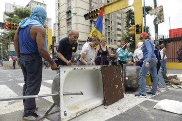 Oposición venezolana presiona a Nicolás Maduro con 'plantón' en las calles