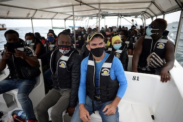 Tras quedar varados en Colombia, 700 migrantes retoman su travesía e ingresan al Tapón del Darién