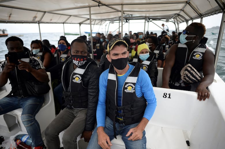 Tras quedar varados en Colombia, 700 migrantes retoman su travesía e ingresan al Tapón del Darién