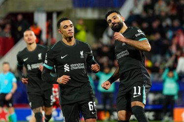 Un gol de penalti de Salah pone al Liverpool en lo más alto