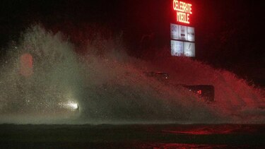 Nate se debilita tras tocar tierra en Biloxi, Mississippi