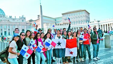 Jóvenes panameños caminan con alegría las calles de Roma