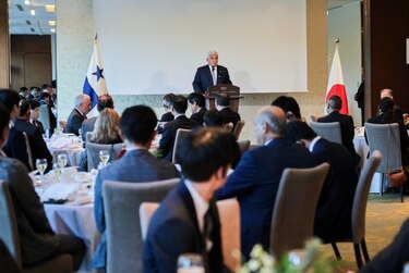 Mulino anuncia construcción de gasoducto por el Canal de Panamá durante gira en Japón