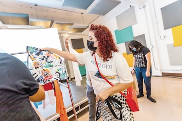 Un medio para promover el arte y ayudar al artista local