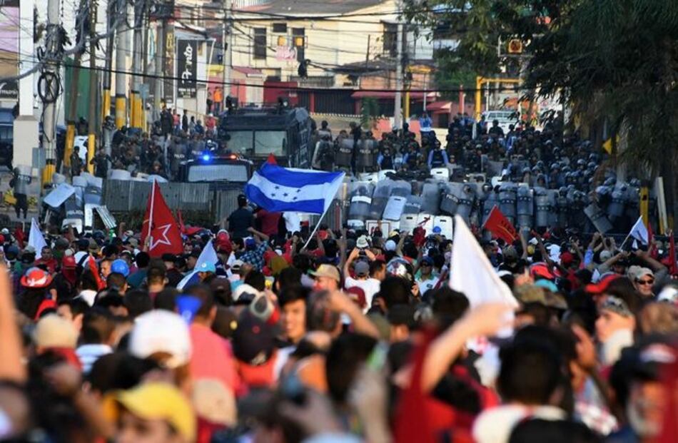 Reprimen manifestación contra la reelección de Juan Orlando Hernández en Honduras