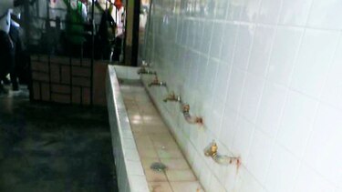 Aguas negras inundan pasillos de colegio penonomeño