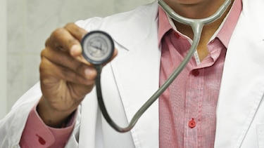 Estudio muestra la brecha salarial en el gremio médico