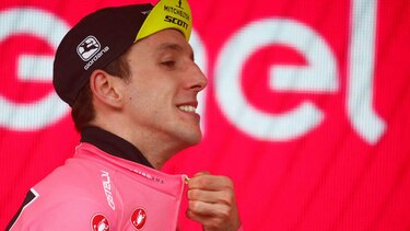 Yates logra tercera victoria de etapa en el Giro y afianza su liderato