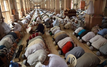 Países árabes celebran el fin de ramadán con rezos en contra del extremismo