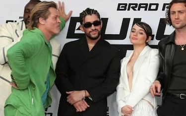 Con este ‘look’ Bad Bunny le ganó a Brad Pitt y no lo vas a creer