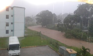 Calles anegadas en Colón por fuerte aguacero