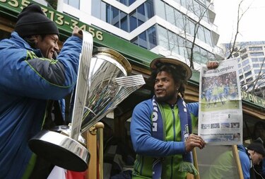 Román Torres celebra con la afición del Sounders
