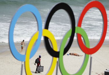 Fuerte oleaje en Copacabana quiebra plataforma para maratón acuático