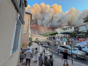 (Actualizada: 18)"Es el peor incendio de la historia de Madrid": los fuegos sin control que han obligado a evacuar a decenas de miles de personas en el centro de España