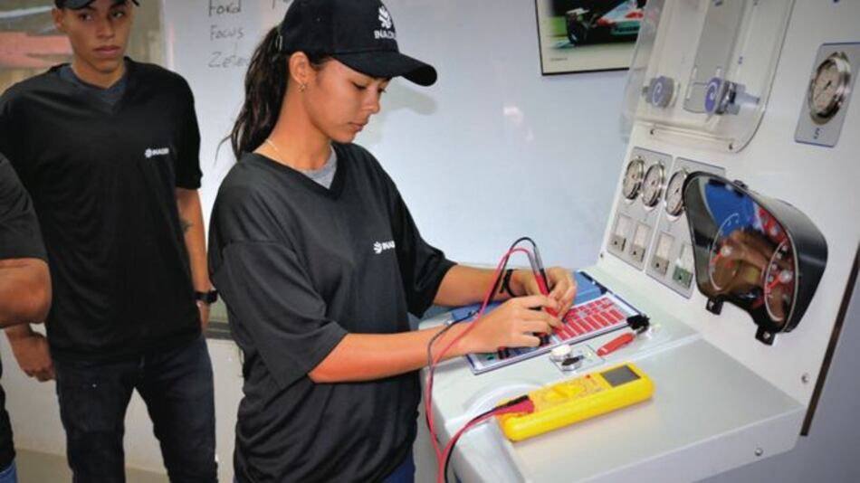 Mujeres toman delantera en cursos del Inadeh