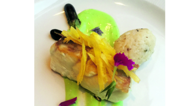 Corvina con salsa holandesa de aguacate y arañitas de plátano
