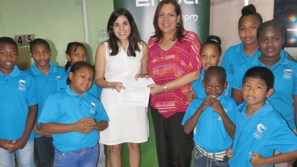 ENSA entrega donación a beneficiario