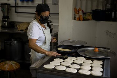 Venezolanos celebran el ‘Día Mundial de la Arepa’, su alimento insigne