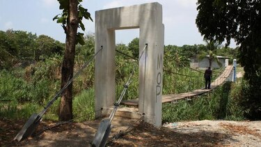 Hurtan láminas antideslizantes de un puente colgante en Pacora
