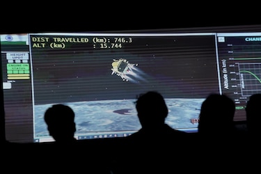 La misión espacial de la India logra con éxito alunizar en el polo sur de la Luna