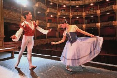 Adagios, puntas y ´pas de deux´, sobre la Gran Plaza de Metromall