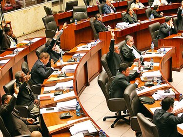 Vetadas, reformas a ley de contrataciones