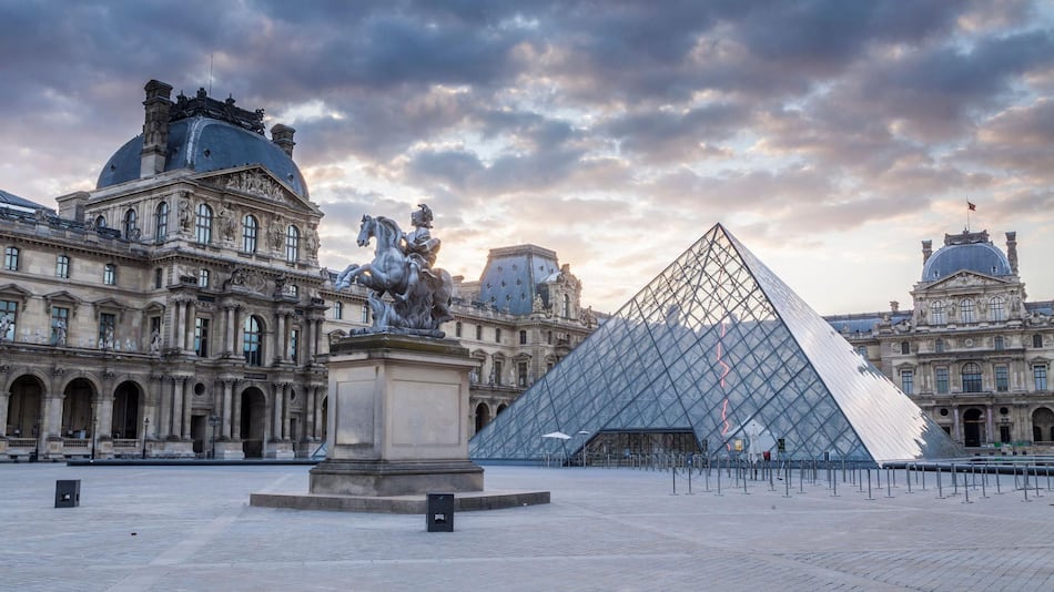 6 datos de la fascinante historia del Louvre, el antiguo palacio de la monarquía francesa convertido en el museo más grande del mundo