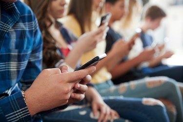 Adolescentes, más conectados pero más vulnerables