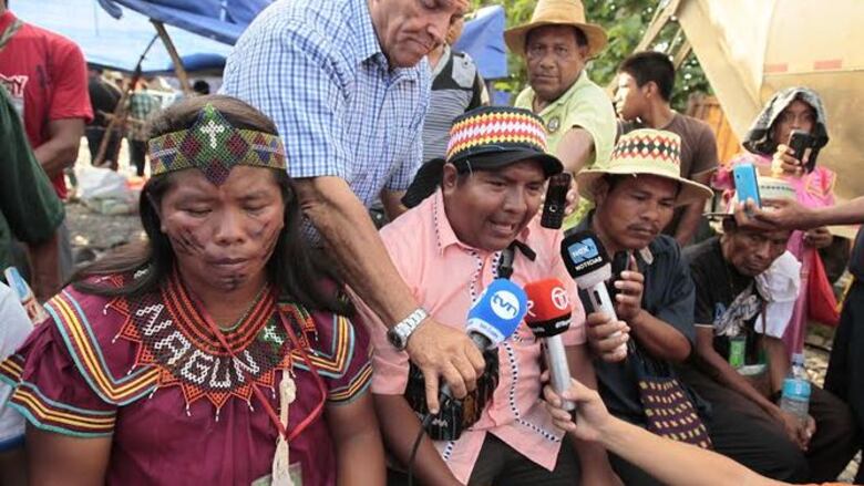 Indígenas, a la espera del presidente Varela en Tolé