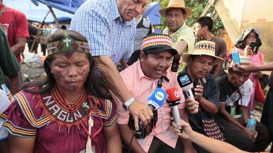 Indígenas, a la espera del presidente Varela en Tolé