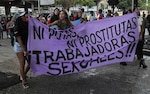 Detienen a sexoservidoras durante marcha para pedir respeto