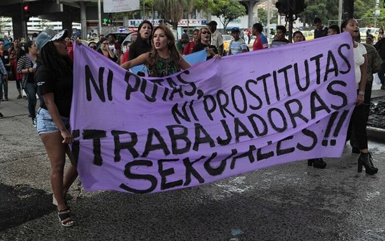 Detienen a sexoservidoras durante marcha para pedir respeto